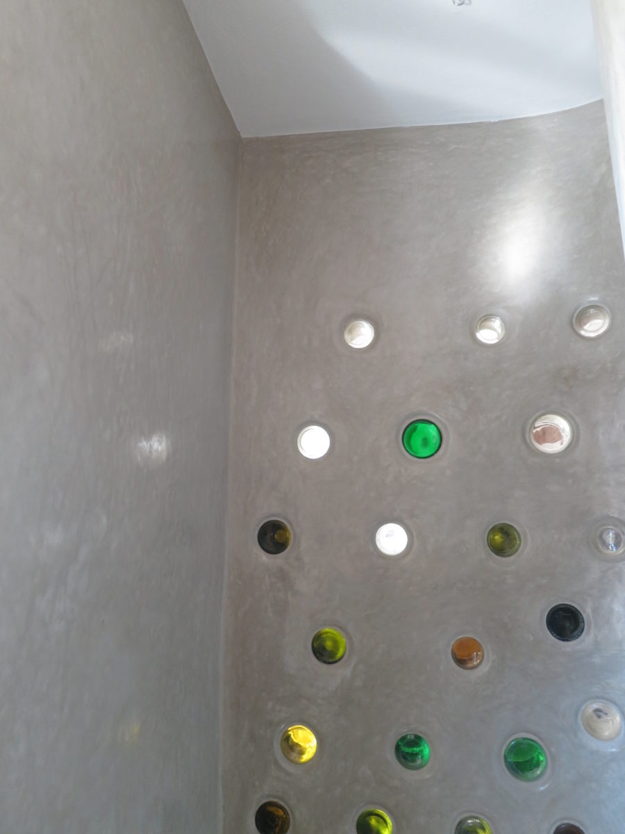 Tadelakt Bad Niedersulz Dusche mit Flaschenbausteinen